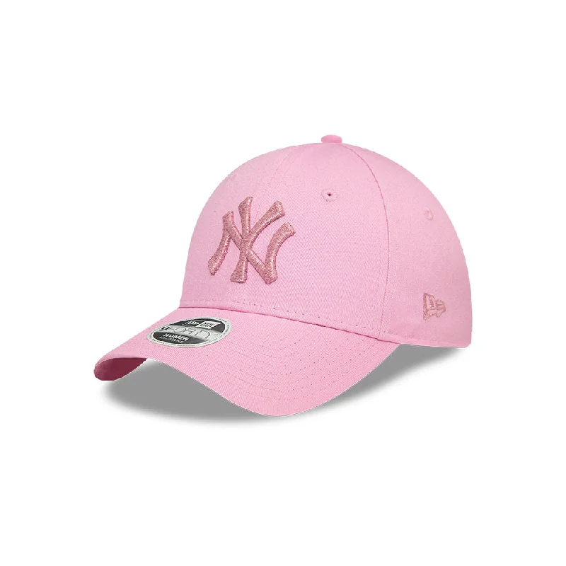 New York Yankees MLB Metallic Logo 9FORTY Strapback para Mujer Rosa